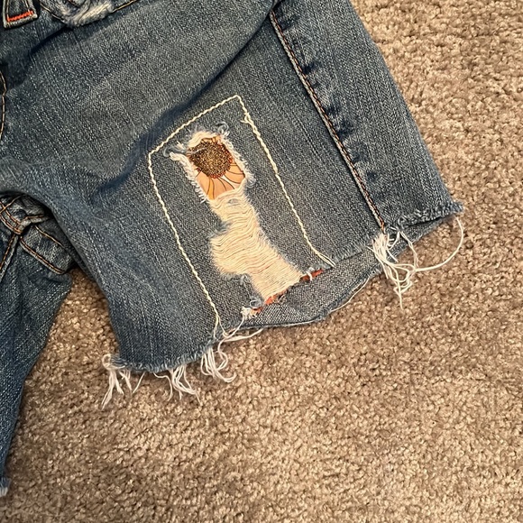 Preowned True Religion short shorts patches distressed- 27 - Picture 6 of 9